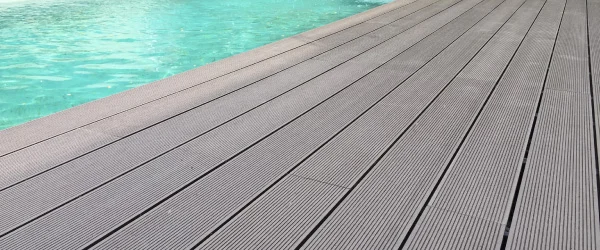 Pisos deck WPC instalados alrededor de piscina