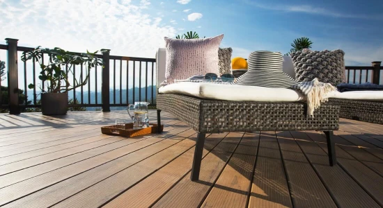 Terraza con piso deck WPC, ideal para exteriores